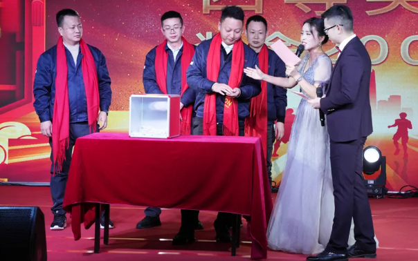 黄石南宫282024年终晚会：凝心聚力，共创辉煌！